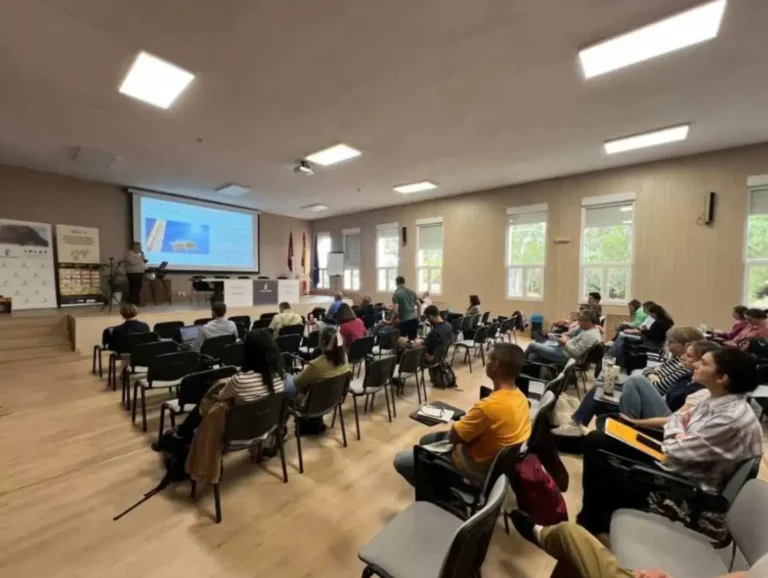 Conferencia sobre formación y modernización del sector agrario en Castilla-La Mancha organizada por el IRIAF.