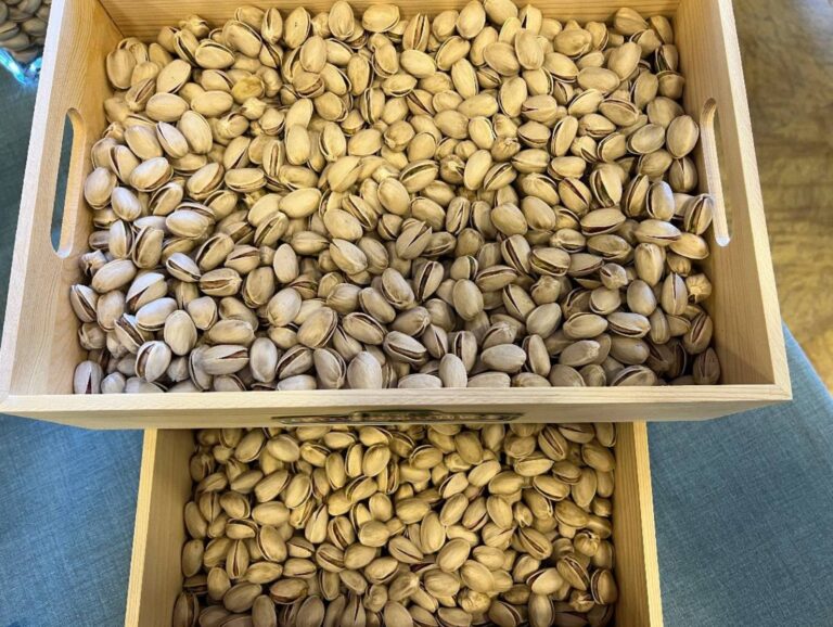 Cajón de madera rebosante de pistachos con cáscara de alta calidad cultivados en Castilla-La Mancha.