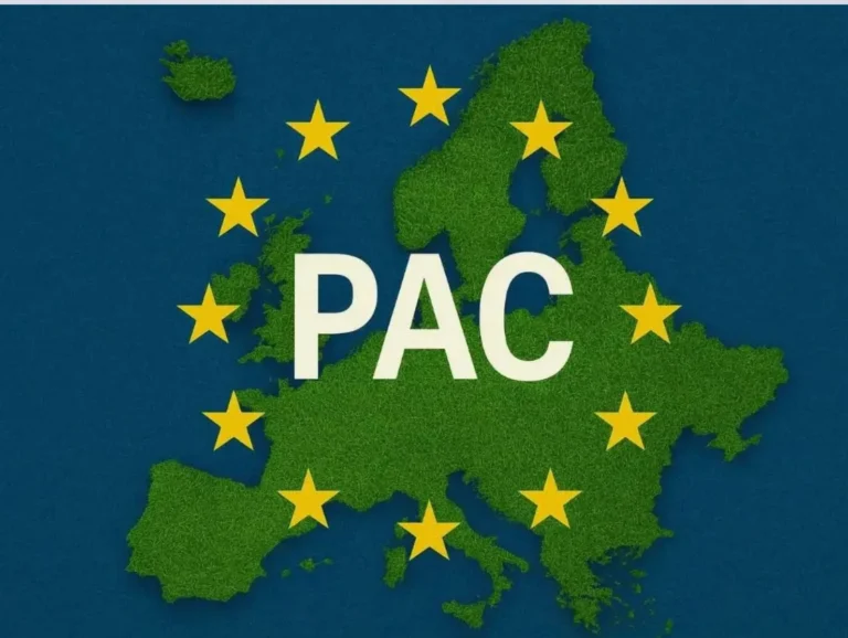 Mapa de la Unión Europea verde con estrellas amarillas y las siglas PAC, representando el debate del presupuesto agrícola 2028-2034.