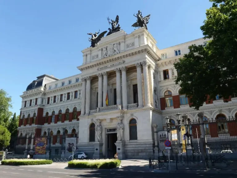 Fachada principal del Palacio de Fomento, sede central del Ministerio de Agricultura, Pesca y Alimentación en Madrid, España.