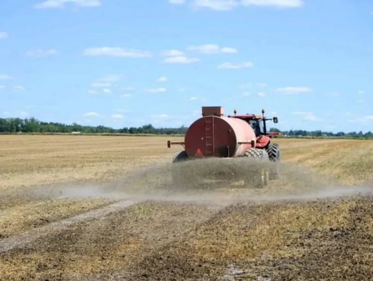 El Plan Estatal de Fertilizantes se pondrá en marcha el primer trimestre de 2027 Maquinaria agrícola dosificando de forma precisa fertilizantes en una explotación agraria de secano.