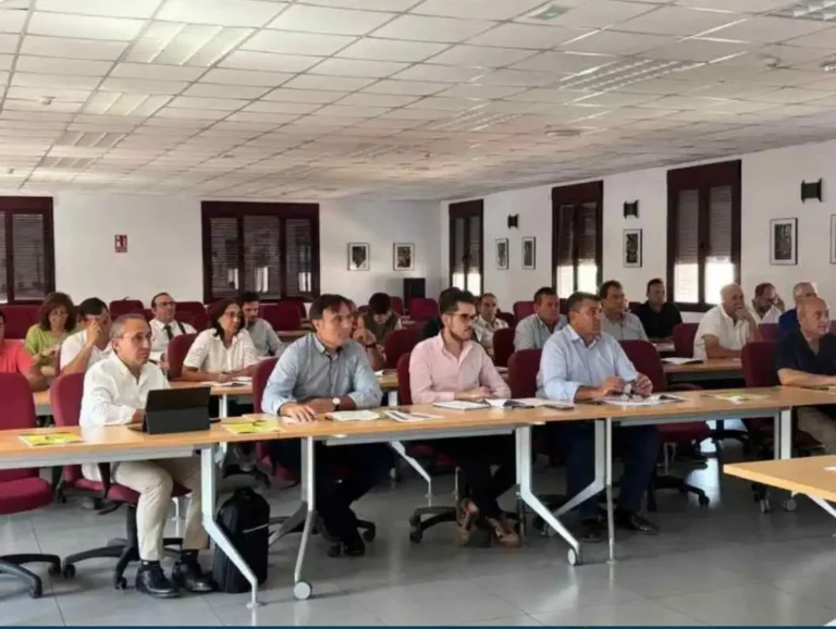 Las condiciones climatológicas impiden realizar una estimación de cosecha de esta vendimia Representantes de bodegas cooperativas asistiendo a la Asamblea Sectorial Vitivinícola de Castilla-La Mancha, noticia de actualidad agraria.