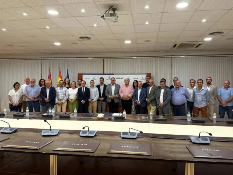 Representantes del sector productor, transformador y el consejero de Agricultura en la firma constitucional de INTERPISTACHO en Tomelloso.