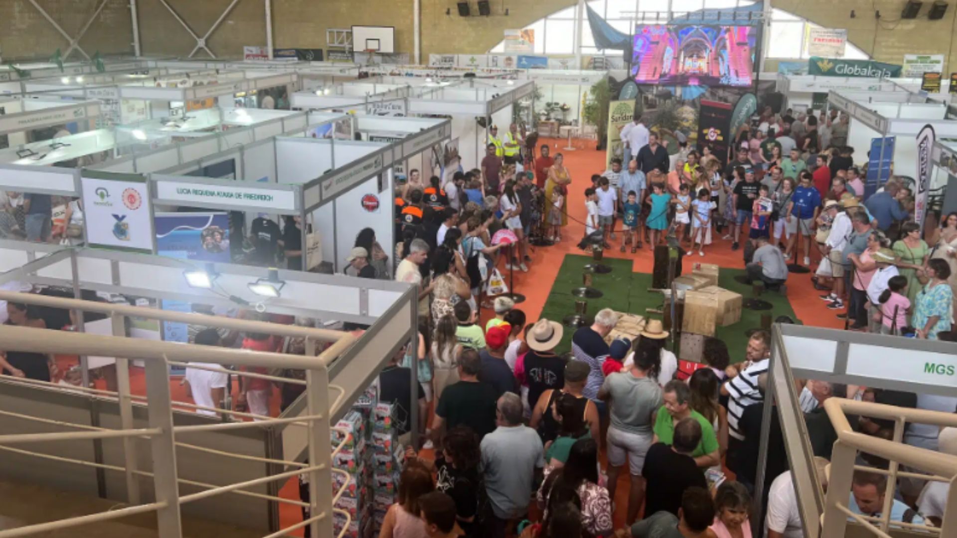 Vista general del recinto ferial de Mencatur 2026 en Villanueva de la Fuente, con estands de caza, turismo rural y productos de la tierra.
