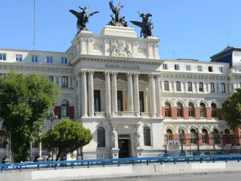 El Ministerio de Agricultura anuncia un pago adicional de la PAC Fachada principal del edificio del Ministerio de Agricultura en Madrid, ilustrando la actualidad agraria sobre el pago adicional de la PAC.