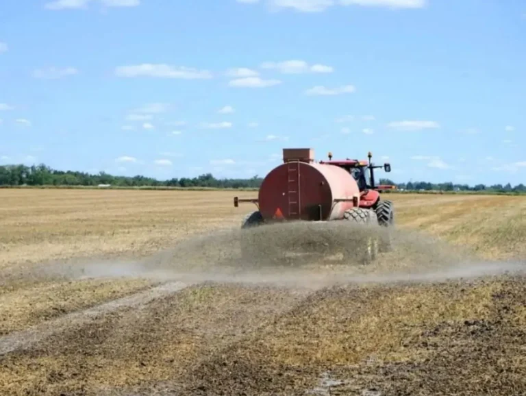Agricultores y ganaderos recibirán 8,8 millones ante incremento de precios de fertilizantes y combustible Tractor agrícola con cuba aplicando fertilizante líquido en una parcela de cultivo, noticia de actualidad agraria sobre ayudas al sector.